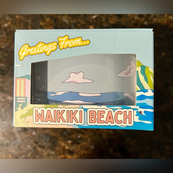 Brand New in box Hawaii Postcards Scented Destination  Waikiki Beach Candle 8oz - Picture 1 of 7